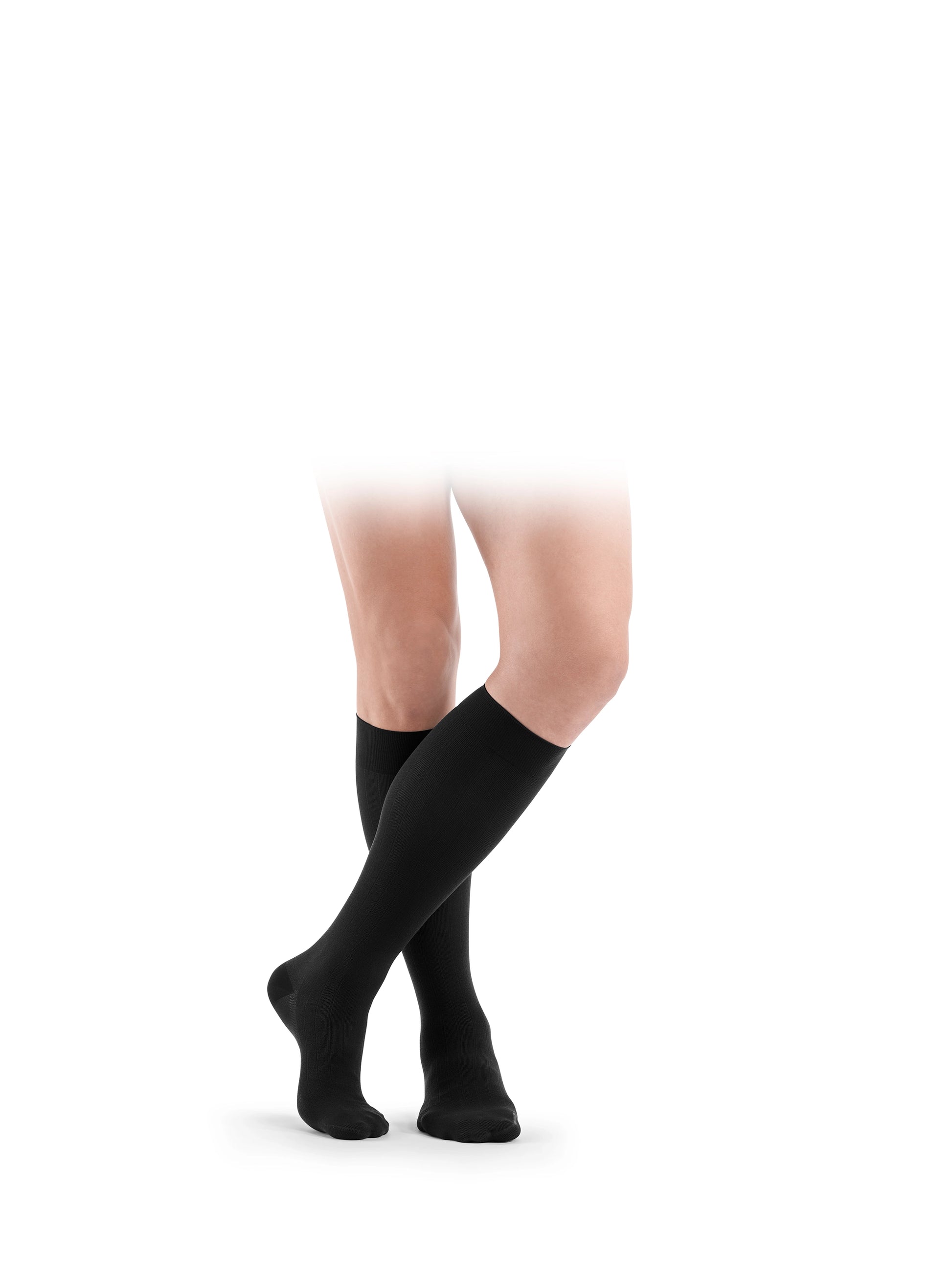 Das Bild zeigt die Sigvaris Knee-highs A-D Highlight for Men, elegante knielange Kompressionsstrümpfe. Diese Strümpfe eignen sich ideal für berufliche und alltägliche Aktivitäten, um die Beine gesund und ermüdungsfrei zu halten.