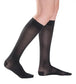 Das Bild zeigt die Sigvaris Knee-highs A-D Highlight for Women, elegante knielange Kompressionsstrümpfe. Diese Strümpfe eignen sich ideal für berufliche und alltägliche Aktivitäten, um die Beine gesund und ermüdungsfrei zu halten.