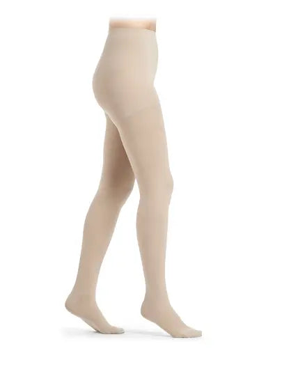 Das Bild zeigt die Sigvaris Panty A-T Essential Comfortable KKL2, eine bequeme Kompressionsstrumpfhose. Ideal für die Vorbeugung von leichten Venenerkrankungen und zur Unterstützung der Blutzirkulation im Alltag geeignet ist.