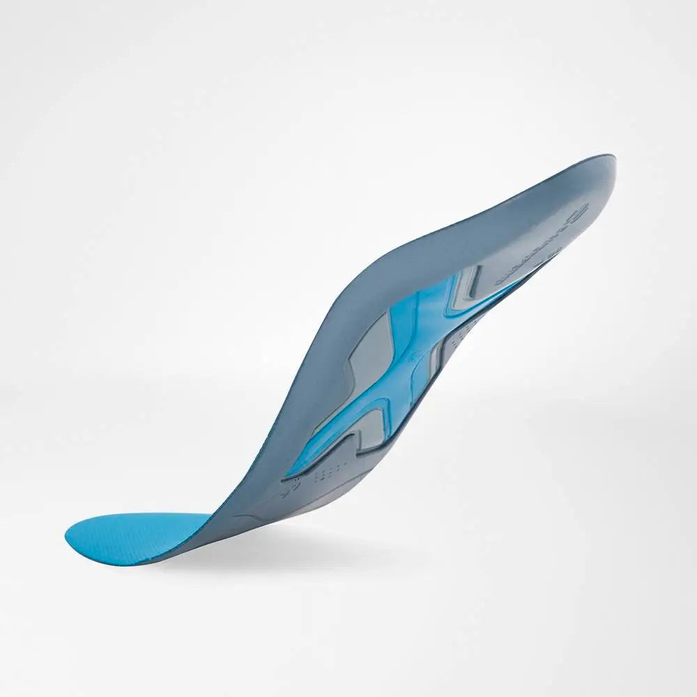 Das Bild zeigt die Bauerfeind Sports Insoles Run & Walk, ergonomisch geformte Einlegesohlen. Die Einlegesohlen verfügen über eine leichte Polsterung und eine dynamische Form, die speziell für Läufer und Wanderer entwickelt wurde.