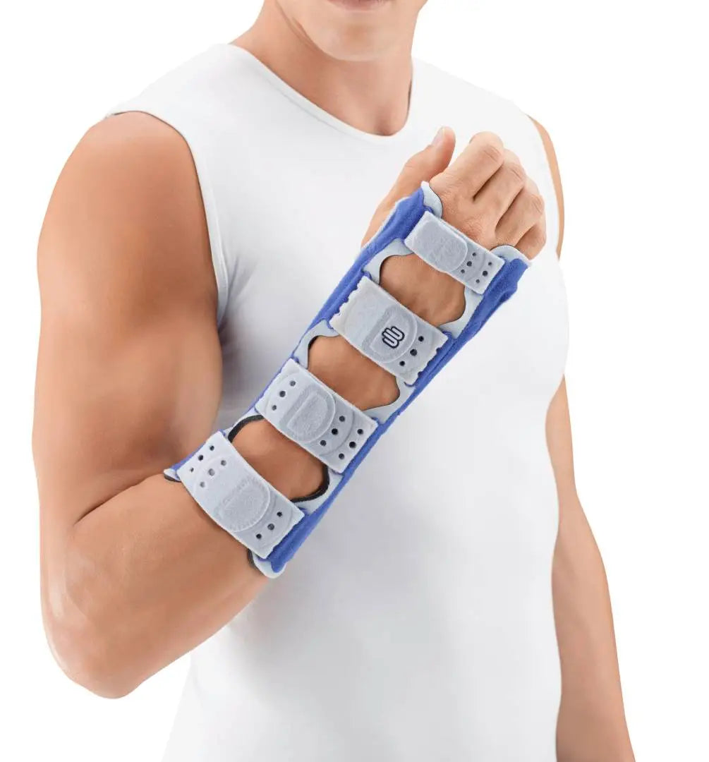 Die Abbildung zeigt die Bauerfeind ManuLoc Long Bandage, eine verlängerte Handgelenkorthese, die sowohl das Handgelenk als auch den Unterarm stabilisiert. Sie besteht aus leichtem, atmungsaktivem Material und ist mit einer stabilen, anatomisch geformten Schiene ausgestattet, die das Handgelenk in einer festen Position hält und Bewegungen effektiv einschränkt. Diese Bandage ist ideal zur Unterstützung und Schmerzlinderung bei schweren Verletzungen, nach Operationen oder bei chronischen Beschwerden.