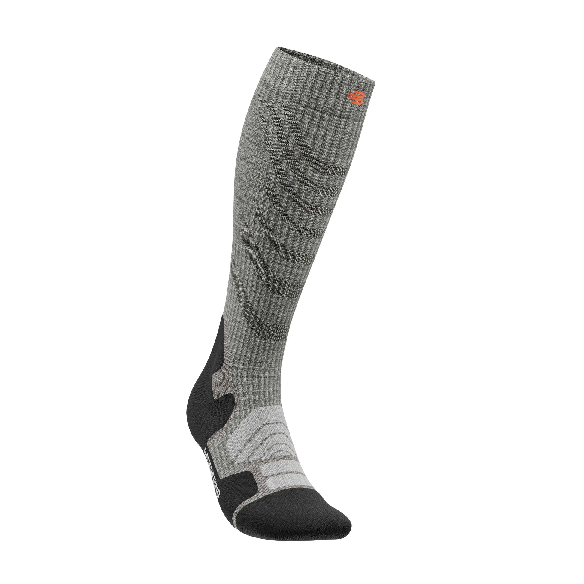 Das Bild zeigt die Bauerfeind Outdoor Merino Compression Socks, lange Kompressionsstrümpfe. Der Fussbereich ist verstärkt und ergonomisch gepolstert, um zusätzlichen Komfort bei langen Outdoor-Aktivitäten zu bieten. Die Kompression verteilt sich gleichmässig über die Waden und fördert die Blutzirkulation, was besonders für Wanderungen und Outdoor-Abenteuer vorteilhaft ist.