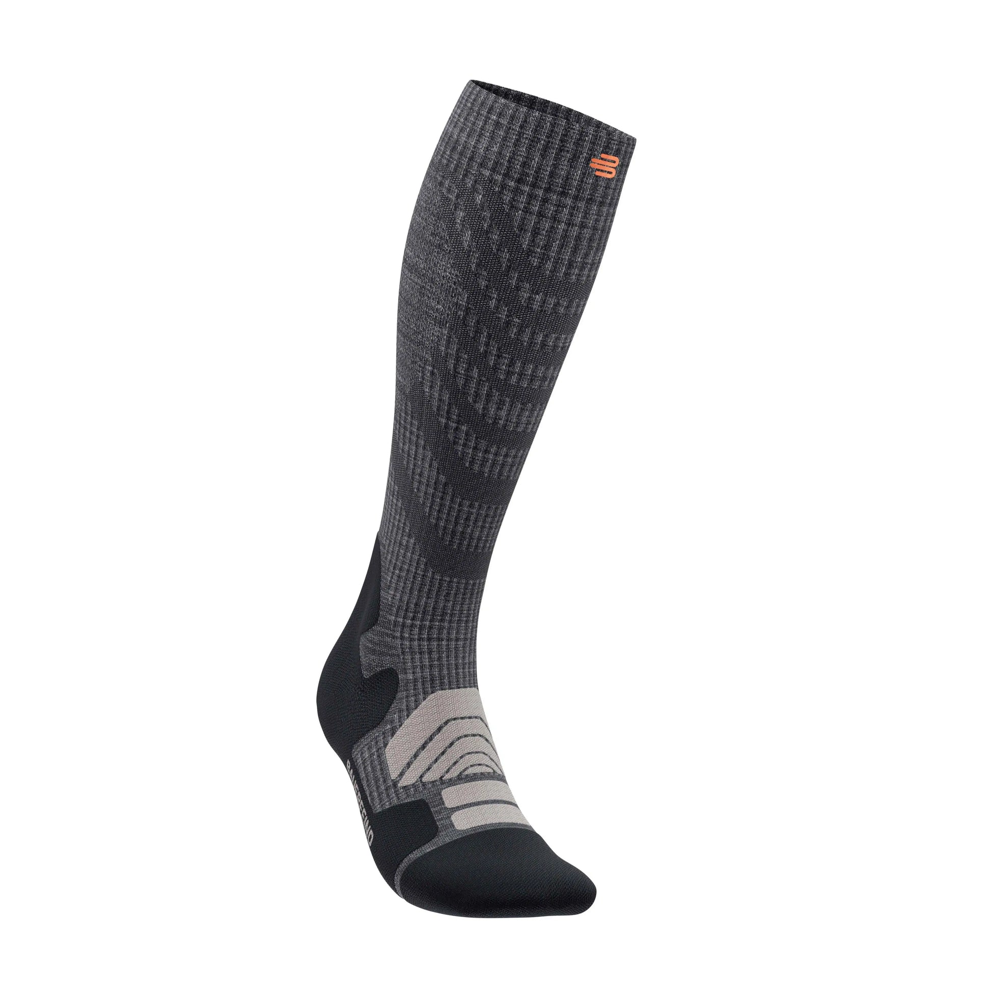 Das Bild zeigt die Bauerfeind Outdoor Merino Compression Socks, lange Kompressionsstrümpfe. Der Fussbereich ist verstärkt und ergonomisch gepolstert, um zusätzlichen Komfort bei langen Outdoor-Aktivitäten zu bieten. Die Kompression verteilt sich gleichmässig über die Waden und fördert die Blutzirkulation, was besonders für Wanderungen und Outdoor-Abenteuer vorteilhaft ist.