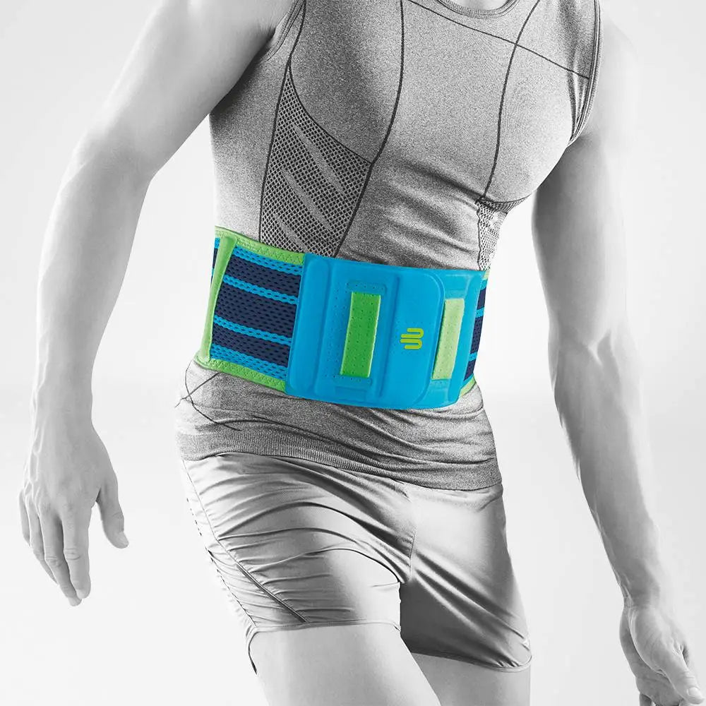 Die Abbildung zeigt die Bauerfeind Sports Back Support, eine Rückenbandage, die speziell zur Unterstützung und Stabilisierung des unteren Rückens bei sportlichen Aktivitäten entwickelt wurde. Die Bandage besteht aus elastischem, atmungsaktivem Material, das sich eng an den Körper anpasst und dabei eine gezielte Kompression bietet. Die Sports Back Support sorgt für eine verbesserte Haltung und bietet hohen Tragekomfort.