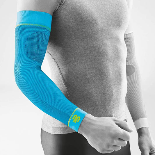 Die Abbildung zeigt die Bauerfeind Sports Compression Sleeves. Ein leichter und atmungsaktiver Compression Sleeves, der für den Einsatz bei sportlichen Aktivitäten konzipiert ist. Der Sleeve bietet gezielte Kompression über den gesamten Arm, was die Durchblutung fördert, Muskelermüdung verringert und die Regeneration unterstützt. Sie sitzen passgenau, bieten hohen Tragekomfort und sind ideal, um die Leistung bei intensivem Training oder Wettkampf zu verbessern.