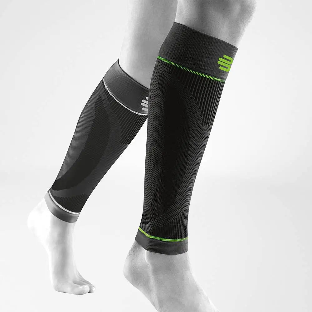 Die Abbildung zeigt die Bauerfeind Sports Compression Sleeves für den Unterschenkel, die speziell für sportliche Aktivitäten entwickelt wurden. Diese Compression Sleeves bestehen aus leichtem, atmungsaktivem Material. Die Compression Sleeves helfen, Muskelermüdung und Verletzungen vorzubeugen, während sie hohen Tragekomfort bieten und die Bewegungsfreiheit während intensiver Trainingseinheiten oder Wettkämpfe nicht einschränken.