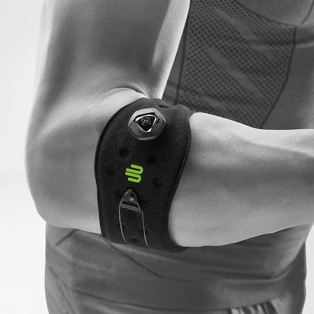 Die Abbildung zeigt den Bauerfeind Sports Elbow Strap, eine Ellenbogenbandage, die speziell für sportliche Aktivitäten entwickelt wurde. Sie besteht aus flexiblem, atmungsaktivem Material und verfügt über ein verstellbares Polster, das gezielten Druck auf die Sehnenansätze am Ellenbogen ausübt. Dies hilft, Schmerzen und Überlastungen wie Tennisarm oder Golferellenbogen zu lindern. Der Sports Elbow Strap bietet eine sichere, komfortable Passform und unterstützt das Ellenbogengelenk.