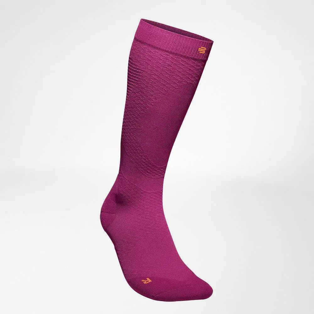 Die Abbildung zeigt die Bauerfeind Run Ultralight Compression Socks, speziell entwickelte Kompressionssocken für Läufer. Die gezielte Kompression unterstützt die Wadenmuskulatur, fördert die Durchblutung und reduziert Muskelvibrationen, wodurch Ermüdung und das Risiko von Verletzungen verringert werden. Dank ihrer leichten Bauweise und ergonomischen Passform bieten die Socken hohen Komfort und Stabilität bei langen Läufen und intensiven Trainingseinheiten.