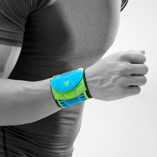 Die Abbildung zeigt den Bauerfeind Sports Wrist Strap, eine flexible Handgelenkbandage, die speziell für sportliche Aktivitäten entwickelt wurde. Die Bandage besteht aus atmungsaktivem, hautfreundlichem Material und verfügt über ein individuell einstellbares Gurtsystem, das gezielten Druck auf das Handgelenk ausübt, um es zu stabilisieren und zu entlasten. Der Wrist Strap hilft, Schmerzen und Überlastungen vorzubeugen, indem er die Gelenkführung verbessert und das Handgelenk unterstützt.