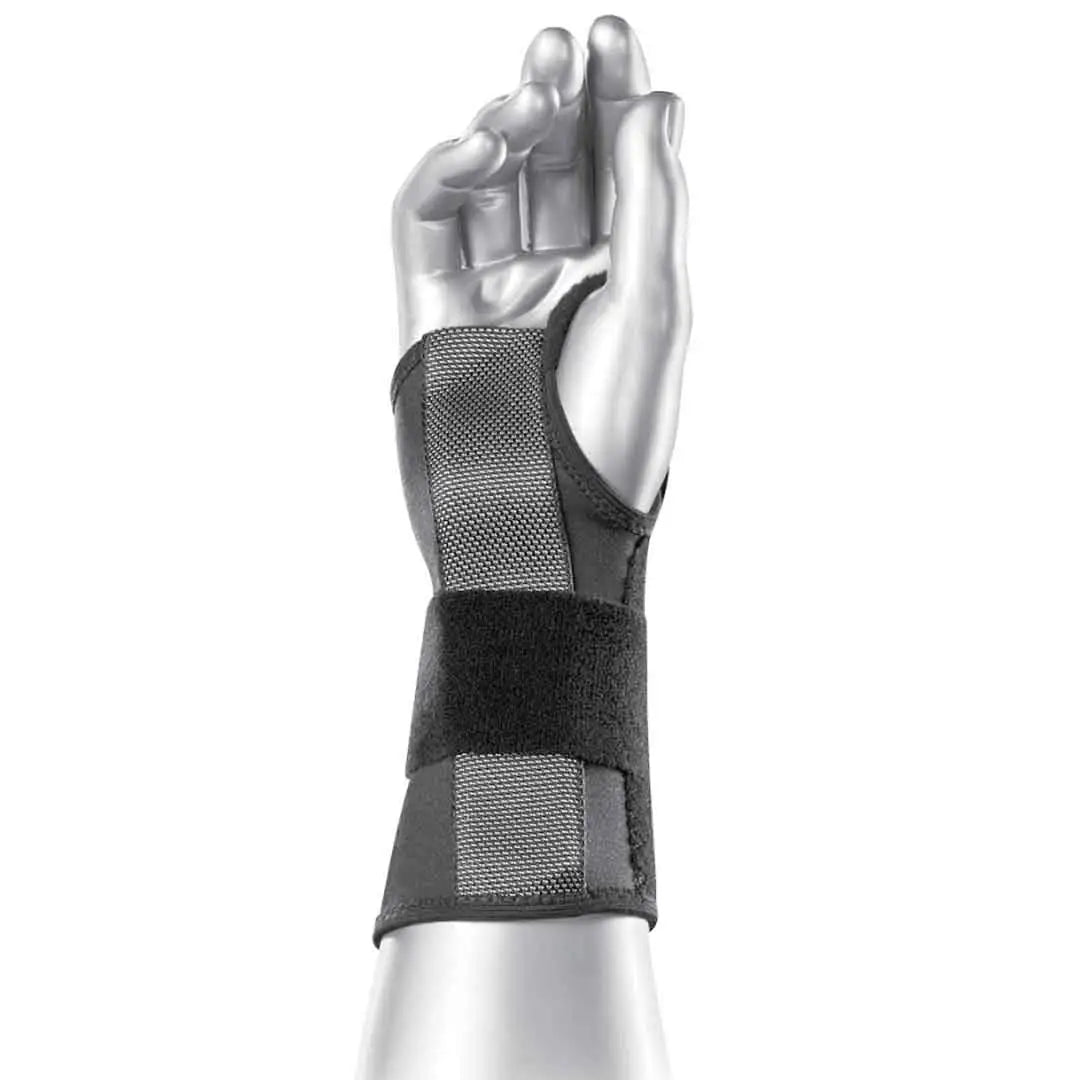 Das Bild zeigt die BioSkin DP2 Handgelenkbandage, eine ergonomisch geformte Bandage in Schwarz. Die Bandage ist aus einem leichten, atmungsaktiven Material gefertigt und umschliesst das Handgelenk vollständig, um Stabilität und Schutz zu bieten.