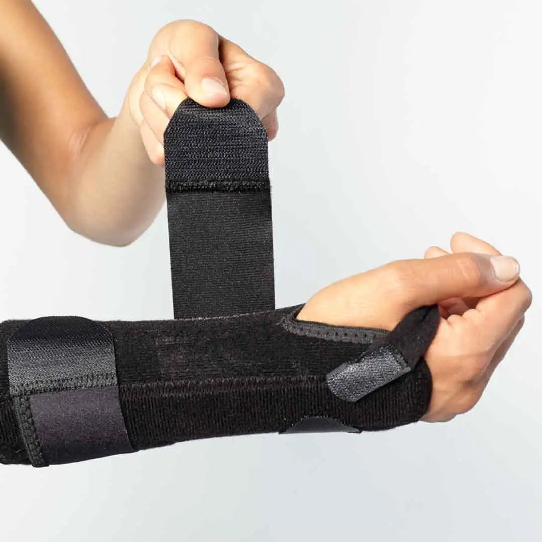 Das Bild zeigt die BioSkin DP3 Handgelenkbandage, eine schlanke Bandage, die speziell für die Stabilisierung des Handgelenks entwickelt wurde. Die Bandage umschliesst das Handgelenk vollständig und verfügt über eine zusätzliche Kompression und Stabilität.