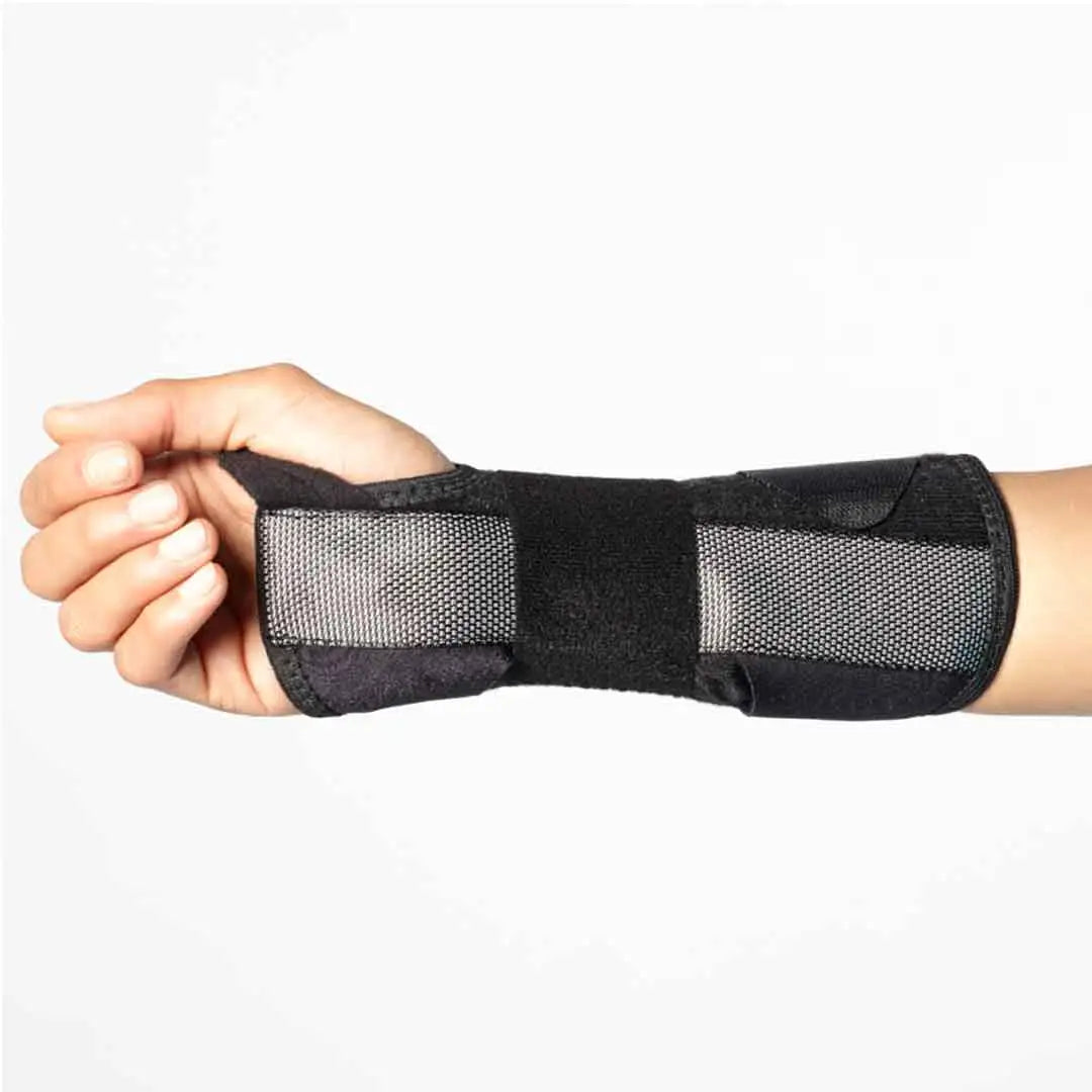 Das Bild zeigt die BioSkin DP3 Handgelenkbandage, eine schlanke Bandage, die speziell für die Stabilisierung des Handgelenks entwickelt wurde. Die Bandage umschliesst das Handgelenk vollständig und verfügt über eine zusätzliche Kompression und Stabilität.