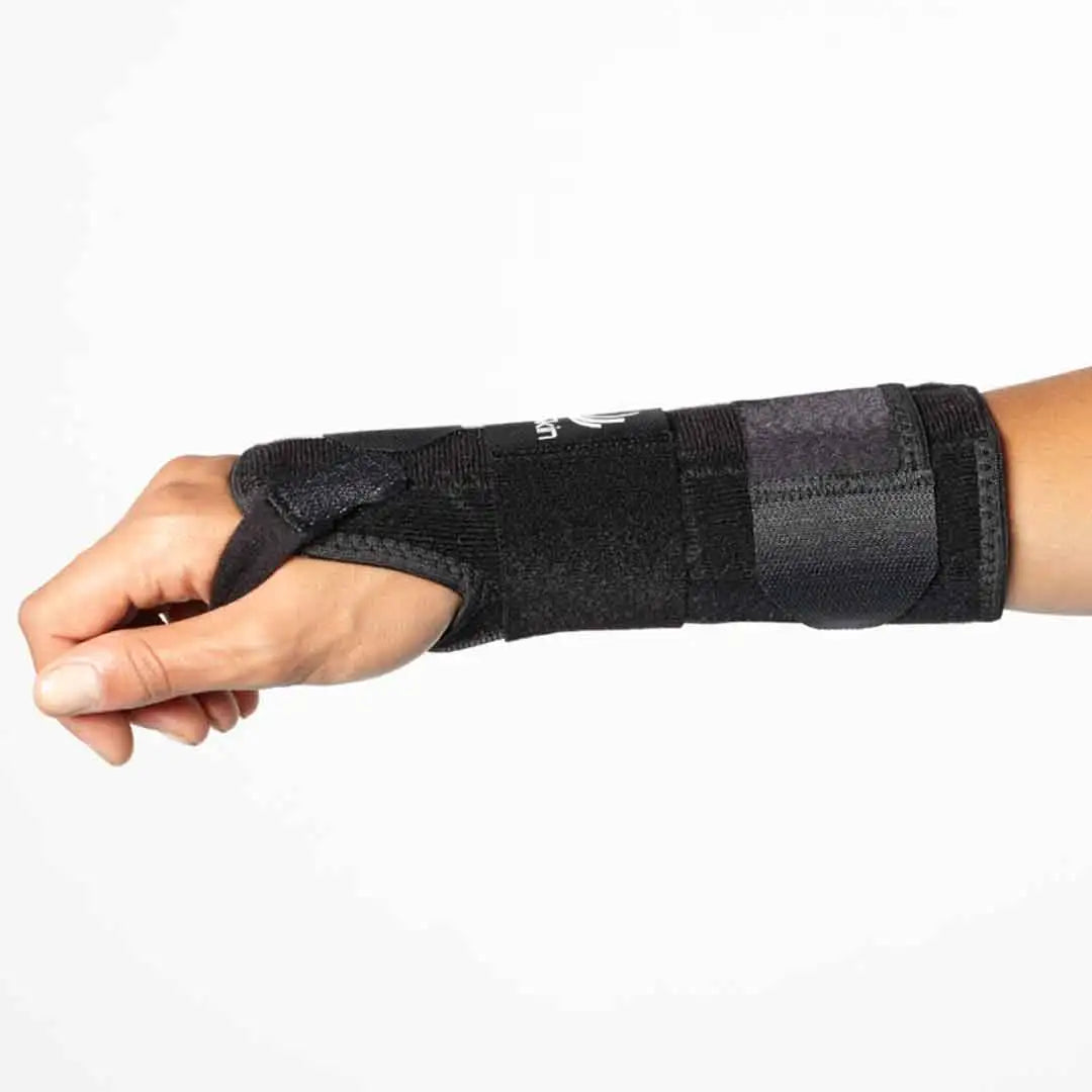 Das Bild zeigt die BioSkin DP3 Handgelenkbandage, eine schlanke Bandage, die speziell für die Stabilisierung des Handgelenks entwickelt wurde. Die Bandage umschliesst das Handgelenk vollständig und verfügt über eine zusätzliche Kompression und Stabilität.