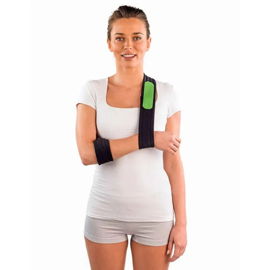 Das Bild zeigt die BraceID Mitella Orthosling Universal Soft, eine weiche, ergonomisch gestaltete Schulter- und Armtrage. ie umschliesst den Unterarm und stützt ihn, um das Schultergelenk und den Arm nach Verletzungen oder Operationen zu entlasten.