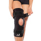 Das Bild zeigt die BioSkin Q Brace CrossFire Kniebandage, eine schlanke und ergonomisch Bandage, die das Knie stabilisiert. Die offene Patellaposition entlastet den Druck auf die Kniescheibe, während das Kreuzgurtsystem seitliche Stabilität gewährleistet.