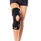 Das Bild zeigt die BioSkin Q Brace CrossFire Kniebandage, eine schlanke und ergonomisch Bandage, die das Knie stabilisiert. Die offene Patellaposition entlastet den Druck auf die Kniescheibe, während das Kreuzgurtsystem seitliche Stabilität gewährleistet.