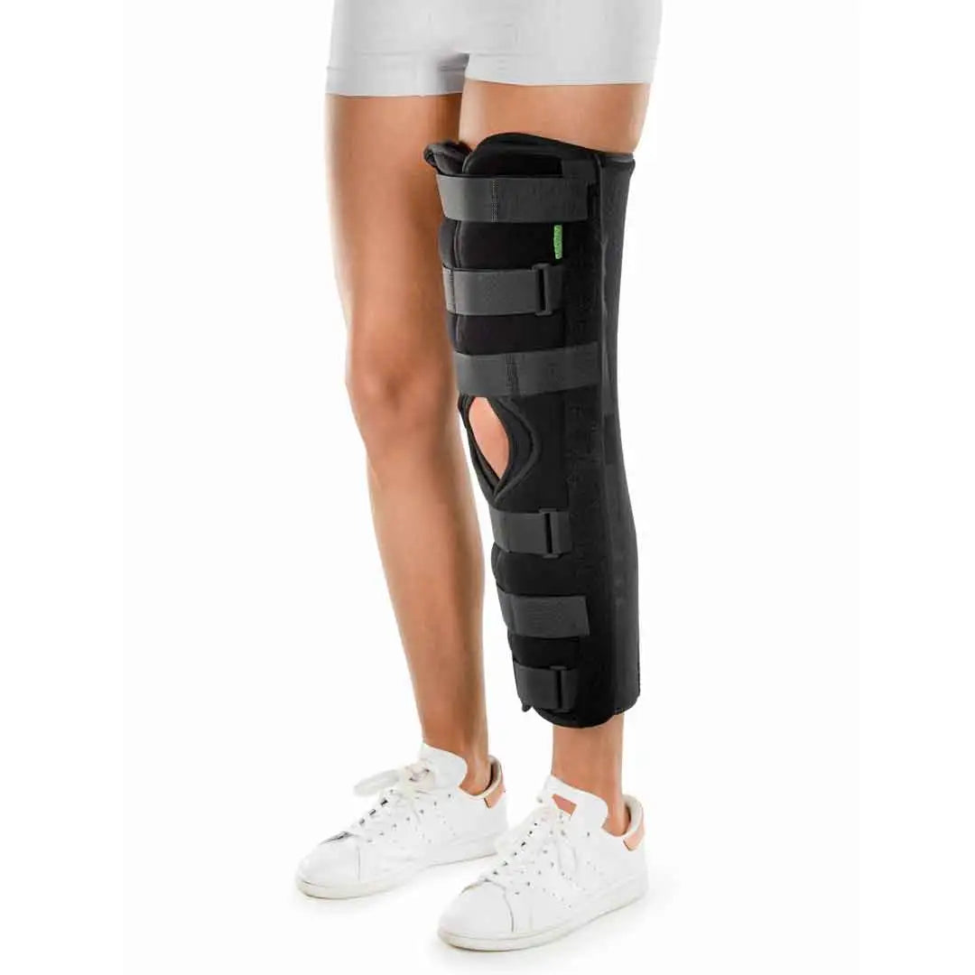 Das Bild zeigt die BraceID Tri-Panel Universal Knielagerungsschiene, eine großflächige und robuste Orthese, die das Knie stabilisiert.